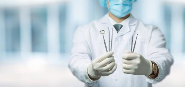 Doktor Dişçi bulanık arkaplanda bir araç gösterir.