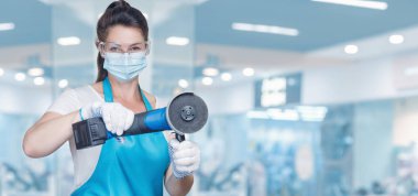 Usta kadın bulanık bir arka planda öğütücüyle duruyor..