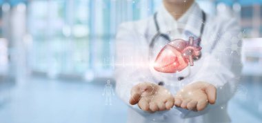 Teşhis tedavisi ve kalp desteği kavramları. Doktor kalp simgeleriyle arayüz gösteriyor.