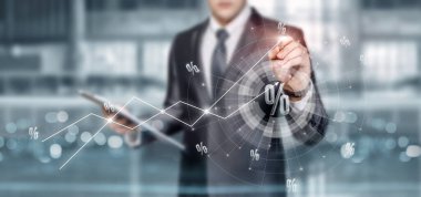 Yatırımlarla sanal bilgisayar ekranı üzerinde çalışan bir işadamı.