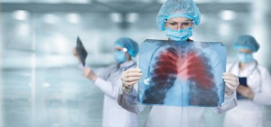 Akciğer görüntülemesi kullanarak araştırma kavramları. Doktor bulanık bir arkaplanda akciğer taramasına bakıyor..
