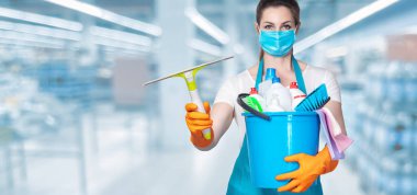 Çeşitli odalardaki pencereleri temizleme ve yıkama kavramı.