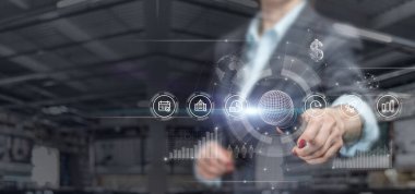 Hoparlör mikrofonu konuşmanın arayüzü olan sanal bilgisayar ekranına uzatır..