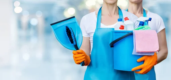 Een Groep Schoonmaakmiddelen Staat Met Schoonmaakmiddelen Een Emmer Een Stofblik — Stockfoto