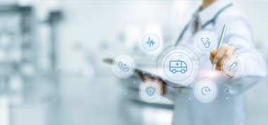 Doktor, ambulans yapısı olan sanal bilgisayar ekranı üzerinde çalışıyor..