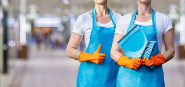 Temizleyiciler bulanık bir arkaplanda yüksek kaliteli iş yapıldığını gösteriyor.