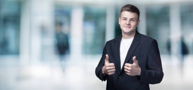 Genç iş adamı elleri bulanık ve iyi görünüyor..