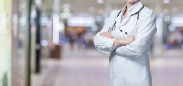 Doctor Woman Stands Her Arms Crossed Blurred Background Medical Facilitie —  Fotos de Stock