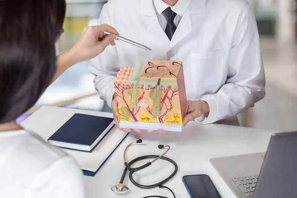 Doctor Tells Shows Anatomy Human Skin Table Office — Stock Fotó