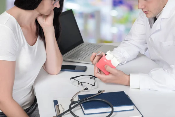 Doctor Shows Disease Tooth Model Table — Stockfoto