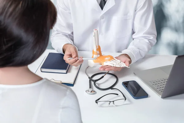 Doctor Showing Patient Ankle Joint Table — Stockfoto