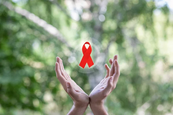 Χέρια Υποστηρίζουν Σύμβολο Της Καταπολέμησης Του Hiv Aids Και Του — Φωτογραφία Αρχείου