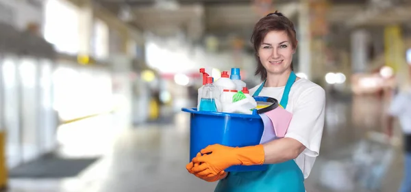 Elinde Kovayla Temizlikçi Kadın Temizlik Malzemeleri Bir Süpermarketin Bulanık Arka — Stok fotoğraf