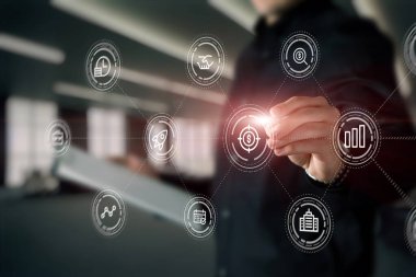 Sanal ekranda finansal hedef simgesi gösteren bir işadamı.