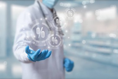 Eczanenin girişindeki sağlık görevlisi indirimli ve faiz gösteriyor..