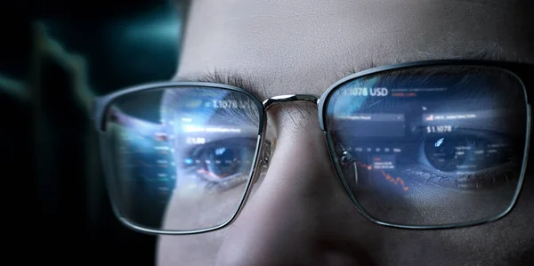 Business Man Makes Analysis Graph Financial Market Reflected Glasses — Stock Photo, Image