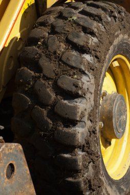 çamurlu digger tekerlek sarı trim