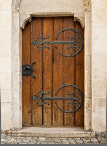 Bruin houten deur in witte steen — Stockfoto