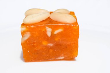 Karachi Halwa Bombay Halwa 'nın bir çeşidi Hint Pakistan tatlısıdır. Mısır unu, şeker ve sudan yapılmış turuncu. Beyaz arkaplanda Karaçi Halawa yan görünümü izole