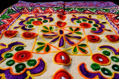 Kutchi nakışı denilen Kutch semtindeki Bhuj semtinin ayna işiyle işlenmiş çok işlemeli el yapımı güzel bir işlemedir. Nakış işi arkaplanı