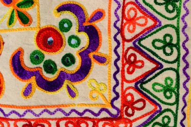 Kutchi nakışı denilen Kutch semtindeki Bhuj semtinin ayna işiyle işlenmiş çok işlemeli el yapımı güzel bir işlemedir. Nakış işi arkaplanı