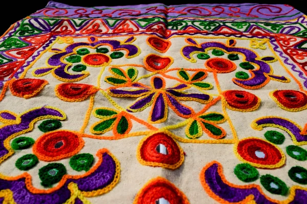 Kutchi nakışı denilen Kutch semtindeki Bhuj semtinin ayna işiyle işlenmiş çok işlemeli el yapımı güzel bir işlemedir. Nakış işi arkaplanı