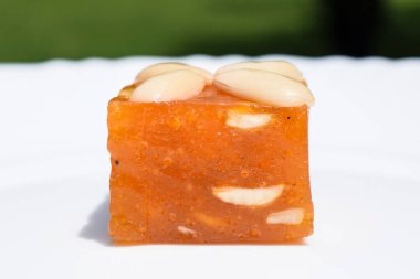 Karachi Halwa Bombay Halwa 'nın bir çeşidi Hint Pakistan tatlısıdır. Mısır unu, şeker ve sudan yapılmış turuncu. Beyaz arkaplanda Karaçi Halawa yan görünümü izole