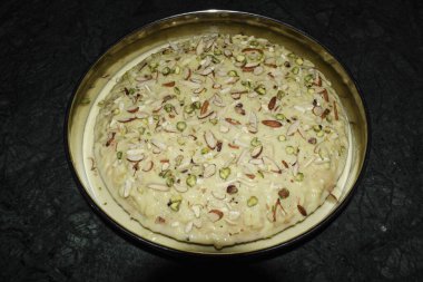 Malai keki tatlandırılmış süte batırılmış yumuşak ve süngerimsi bir kektir. Hint-Batı karışımı fındıkla süslenmiş tatlı yemek. Hint usulü tatlı şey Ras Malai 'nin Süngersiz Yumurtasız Kek üzerindeki tadı gibi.