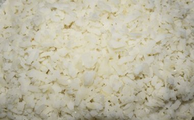 Mihracat yemeği pişirmek için sırılsıklam olmuş pirinç. Beyaz dövülmüş pirinç, Hint kahvaltısı hazırlamak için suya batırıldı Poha. Hint yemeği poha 'sının arka planı