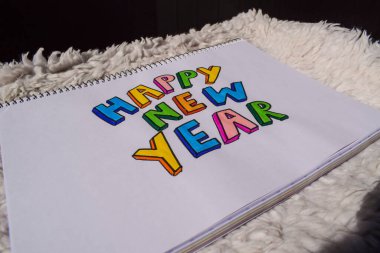 Renkli Sketchpens işaretli beyaz arkaplanlı harflerin yeni yıl yazı tipleri mutlu olsun. Kağıt çizim defterindeki yeni yıl el yapımı tebrik kartı. Typography art fonts text