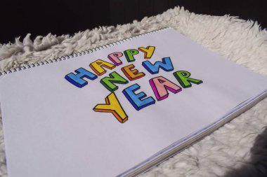 Renkli Sketchpens işaretli beyaz arkaplanlı harflerin yeni yıl yazı tipleri mutlu olsun. Kağıt çizim defterindeki yeni yıl el yapımı tebrik kartı. Typography art fonts text