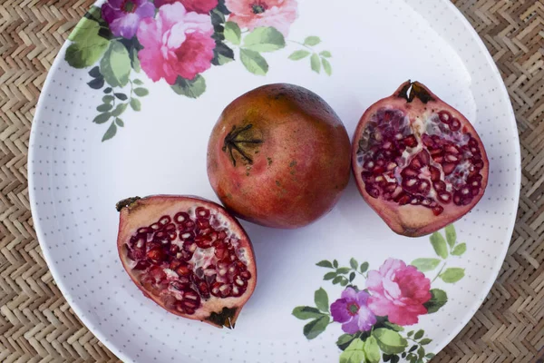 Frische Granatapfelfrüchte Ganz Und Geschnitten Für Samen Indischen Asiatischen Granatapfel — Stockfoto