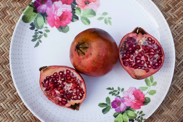 Frische Granatapfelfrüchte Ganz Und Geschnitten Für Samen Indischen Asiatischen Granatapfel — Stockfoto