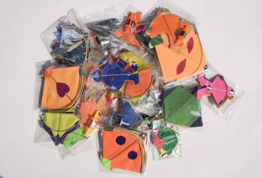 Hint uçurtma festivali sırasında uçurtma alışverişi Makarsankranti veya Uttarayan. Hindistan 'da satılan paketlerde birçok uçurtma var.