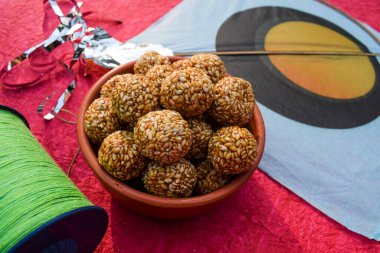 Tilanche ladoo ya da susam tohumlu tilgul laddu Hint tatlı topları Hint uçurtma festivali Makar sankranti, Uttarayan, Pongal, Lohri