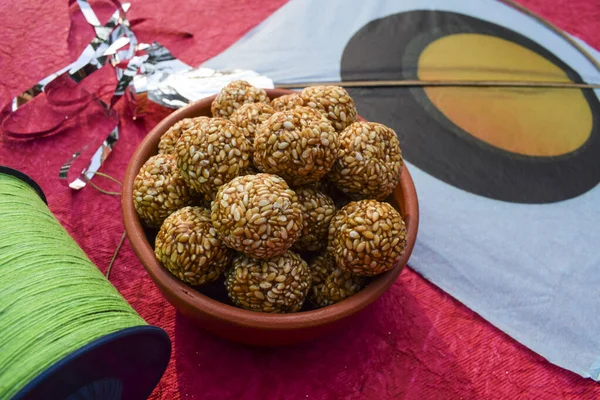 Tilanche ladoo ya da susam tohumlu tilgul laddu Hint tatlı topları Hint uçurtma festivali Makar sankranti, Uttarayan, Pongal, Lohri