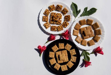 Lezzetli Hint sankranti festivali spesiyali Chiiki. Fıstık, Rajgira ya da Amaranth ve Ezilmiş Fıstık Chikki gibi üç çeşit chikki.