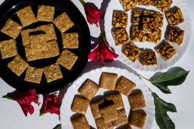 Lezzetli Hint sankranti festivali spesiyali Chiiki. Fıstık, Rajgira ya da Amaranth ve Ezilmiş Fıstık Chikki gibi üç çeşit chikki.