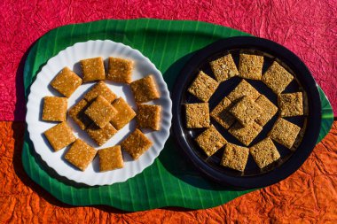 Tasty Indian sweet Gud Crushed peanut gajak chikki and Rajgira peanut chiki bars on colorful background. Crunchy peanut brittles bar for Sankranti festival. Makarsankranti, uttarayan, lohri food