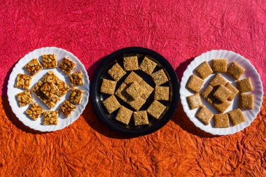 Lezzetli Hint sankranti festivali spesiyali Chiiki. Fıstık, Rajgira ya da Amaranth ve Ezilmiş Fıstık Chikki gibi üç çeşit chikki.