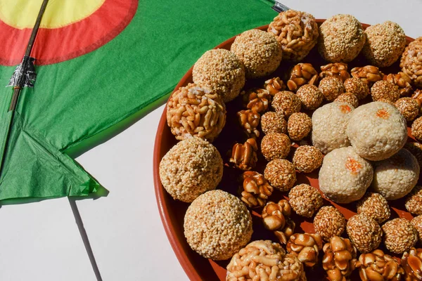 Lezzetli sankranti tatlısı. Ta ki laddu, fıstık, araranth, susam, puflanmış pirinç ladoo 'su uttaray, pongal, lohri festivalleri için Hint tatlı topları. Birçok çeşit ladoo.