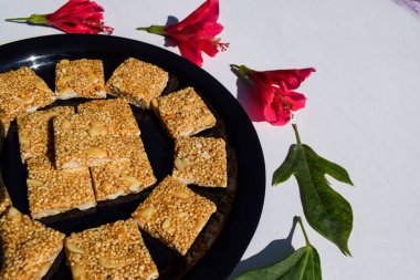 Makar sankranti özel yemek tatlı yemek Rajgira fıstık chikki veya Amaranth chiki bar Cholai ki chikki olarak da bilinir. Oruç tutmak için sağlıklı yiyecekler. Uttarayan yemeği
