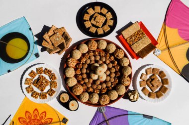 Makar Sankranti festivali Jaggery ve susam tohumlarından yapılmış tatlı yemekler, fıstık, araranth tohumları, puflanmış pirinç. Uttarayan yemeği Til laddu, Til gur chikki, fıstık chiki, rajgira laddu