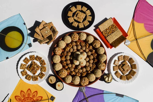 Makar Sankranti festivali Jaggery ve susam tohumlarından yapılmış tatlı yemekler, fıstık, araranth tohumları, puflanmış pirinç. Uttarayan yemeği Til laddu, Til gur chikki, fıstık chiki, rajgira laddu