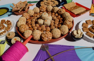 Lezzetli sankranti tatlısı. Ta ki laddu, fıstık, araranth, susam, puflanmış pirinç ladoo 'su uttaray, pongal, lohri festivalleri için Hint tatlı topları. Birçok çeşit ladoo.