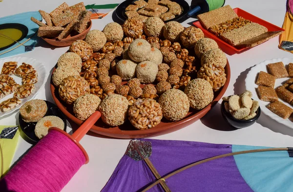 Lezzetli sankranti tatlısı. Ta ki laddu, fıstık, araranth, susam, puflanmış pirinç ladoo 'su uttaray, pongal, lohri festivalleri için Hint tatlı topları. Birçok çeşit ladoo.
