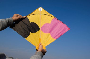 Makarsankranti, Lohri, Pongal ya da Uttarayan 'ın Uçurtma Festivali' nde uçan çocuk. Metin veya yazı tipi dilekleri yazmak için boş alan. Ev terasında Uttarayan kutlamaları