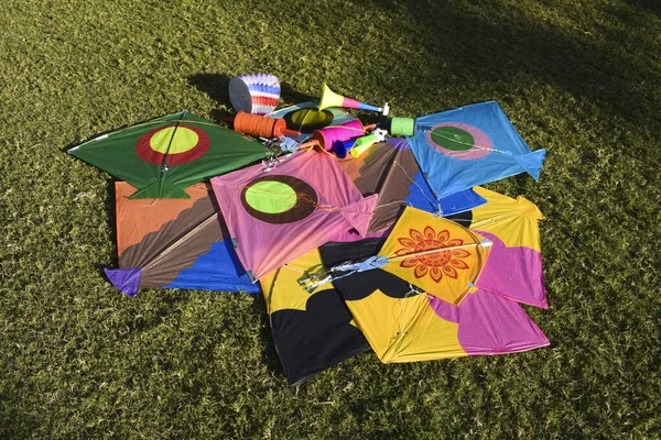 Sankranti uçurtması patang açık havada uçuyor. Uçurtma festivali sırasında renkli uçurtmalar. Makar, festival kutlamalarını batırdı. Uçurtmalar yerde
