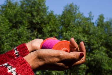 Elinde Kite phirki Manjha ya da uçurtma makaralı makaralı makaralı makaralı kadın ve evde uçan uçurtma Makar Sankranti, Uttarayan, Pongal, Lohri festivalini kutluyor.