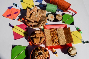 Lezzetli Peanut chikki, susam tohumları chiki, rajgira veya Amaranth chikky ve ezilmiş fıstık chikki. Sankranti özel geleneksel tatlıları çeşitli chikki barları, gajak, rewri, baati